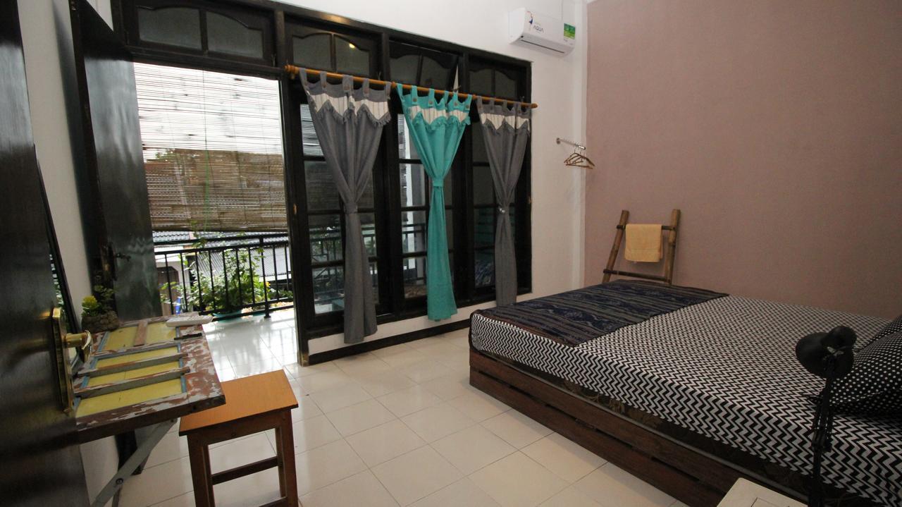 Hati Hati Hostel Jogjakarta Buitenkant foto