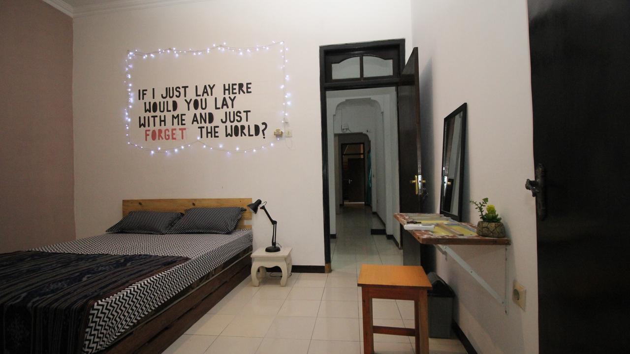 Hati Hati Hostel Jogjakarta Buitenkant foto