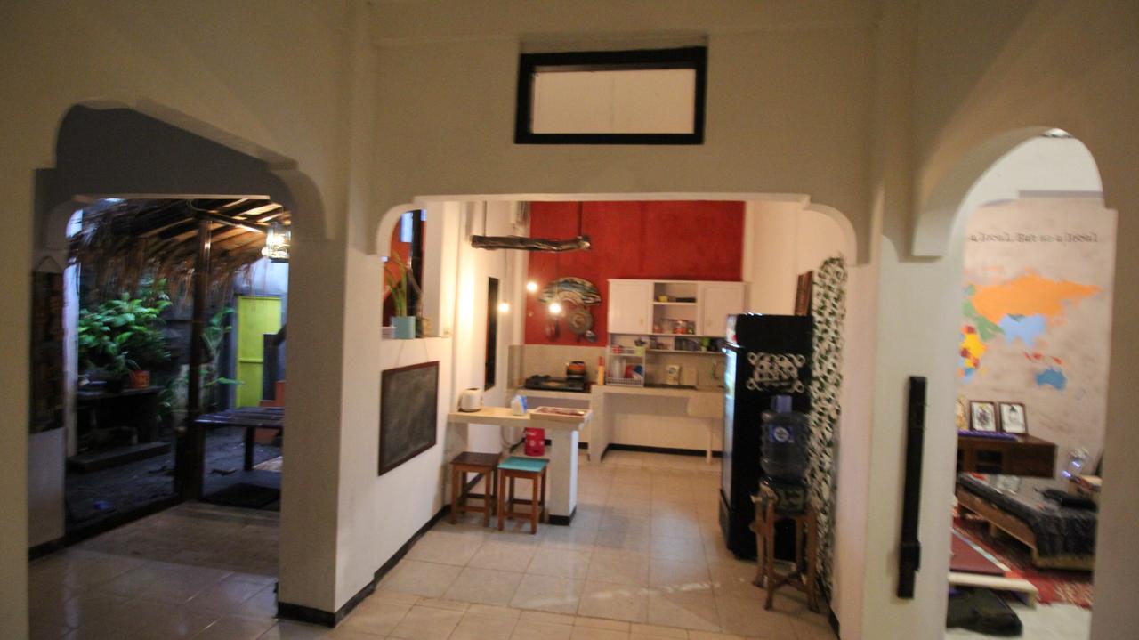 Hati Hati Hostel Jogjakarta Buitenkant foto